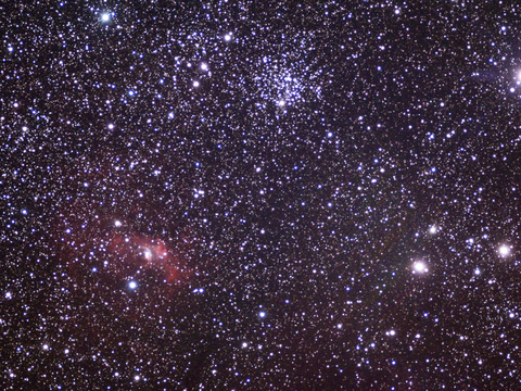 Blase-M52 — Der Blasennebel (NGC 7635) und der Sternhaufen M52 aufgenommen am 8./9.9.2023 mit dem Pentax 75/500 SDHF und der ASI 294 McPro. Es wurde bei Gain 400 90 x 60 Sekunden belichtet. Aufnahme von Niels