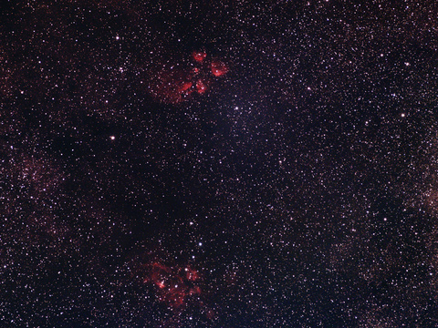 Katzenpfote — Der Katzenpfotennebel (NGC 6334) und der Rosennebel (NGC6357) aufgenommen von Niels in Chiclana de la Frontera am 21.9.2022. Objektiv: Canon EF 70-200 bei 200mm, Kamera: ASI294 McPro ungekühlt, Belichtung: 100x25 Sekunden bei Gain 300