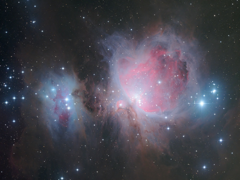 Orionnebel — Der Orionnebel M42 aufgenommen in der Nacht vom 22.11.25 zum 23.11.25 in Obercrinitz. Am 6 Zoll f/4 Newton wurde das Bild mit der ASI2600MC DUO auf der AM5 Montierung insgesamt knapp 6h belichtet. Um das Innere des Nebels nicht ausbrennen zu lassen, wurden insgesamt 478 Einzelaufnahmen zu je nur 45s zum Gesamtergebnis verarbeitet.Autor: RobertLizenz: CC BY-NC-ND 4.0