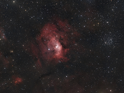 Blase — Der Blasennebel mit Sternhaufen M52 rechts im Bild, aufgenommen in der Woche vom 22.04.25 - 27.04.25 im Sternenpark Westhavelland. Am 6" f/4 Newton wurde mit der ASI2600MC DUO insgesamt 7h 40min belichtet.Autor: RobertLizenz: CC BY-NC-ND 4.0