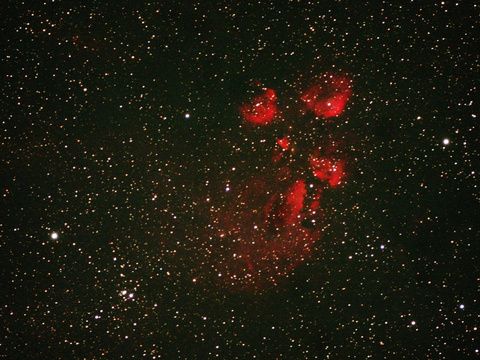 Katzenpfote — Der Katzenpfotennebel (NGC 6334) am 11.6.2016 in Teneriffa bei Mondlicht. Da Bild wurde 18 x 60-90 Sekunden mit der Canon EOS 40Da am 75/500 Pentax SDHF auf der StarAdventurer Montierung.