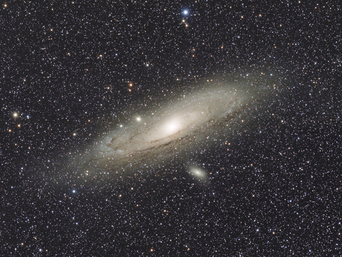 Andromeda — Die Andromedagalaxie - aufgenommen am 25.10.22 im Sternenpark Westhavelland. Mit dem Samyang 135mm Objektiv und der ASI183MC pro wurden 69 Einzelaufnahmen mit je 120s Belichtungszeit aufgenommen. Robert.