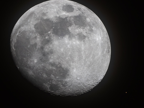 Mond - Mars — Am 9.2.2025, 20.13 Uhr wurde diese Aufnahme gemacht. Der Mond ging sehr knapp, 8 Bogenminuten am Mars vorbei. Canon EOS R, RF800mm F/11 ISO 100, 1/50s, Matthias