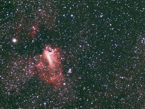 M17 und M18 — Der Omeganebel und der Sternhaufen M18 am 1.9.2022 von Niels. Teleskop: Pentax 75/500 SDHF, Kamera: ASI 294 McPro, Belichtung: 70 x 60 Sekunden bei Gain 400 und -15°C Chiptemperatur + Flat und Dark
