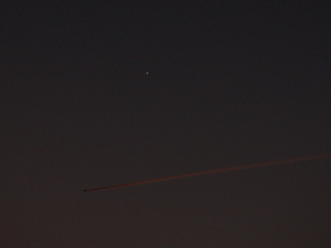 Merkur — Ein Flugzeug "nahe" Merkur. Aufgenommen von Niels am 1.3.2025 mit der Canon EOS 77D bei 250mm Brennweite.
